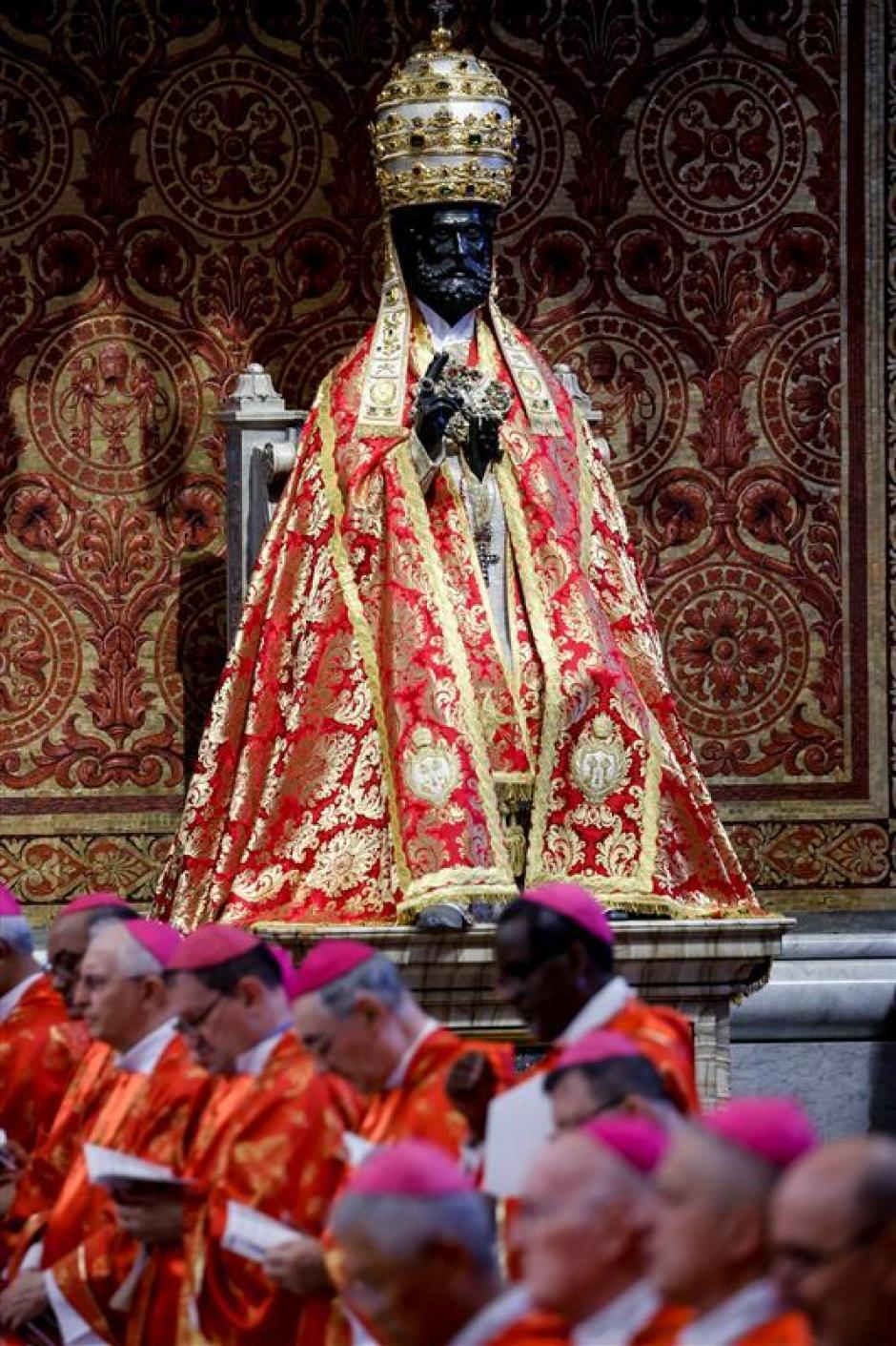 Estatua de San Pedro revestida de Papa