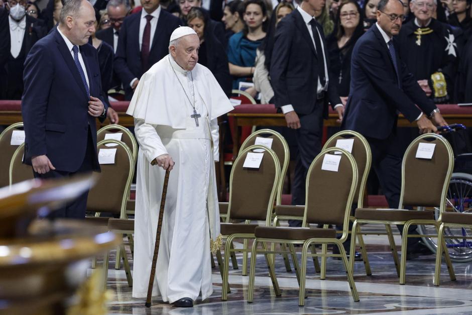 El Papa Francisco, llegando al Altar de la Confesión con ayuda de un bastón