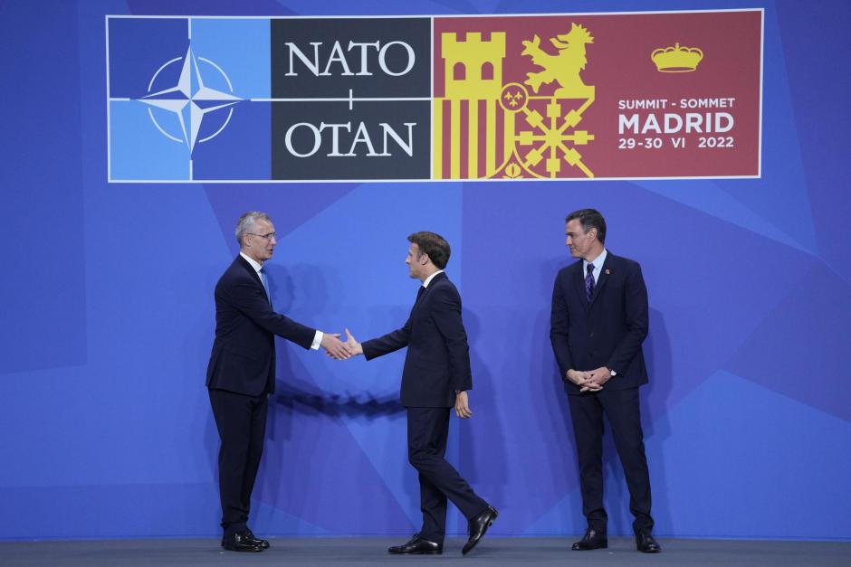 Jens Stoltenberg, Emmanuel Macron y Pedro Sánchez, durante la cumbre de la OTAN celebrada en Madrid