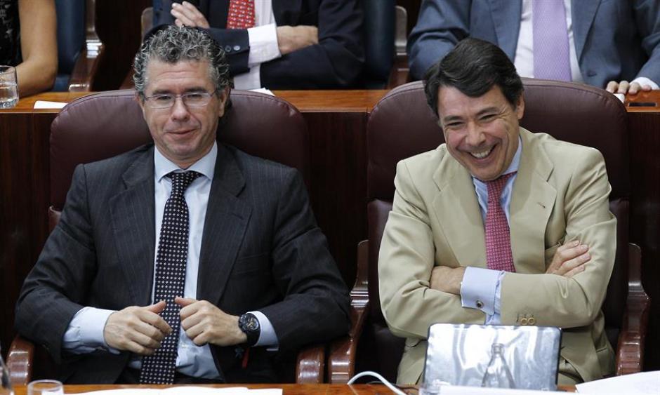 El vicepresidente regional, Ignacio González (d), y al consejero de Presidencia, Francisco Granados, durante el pleno de investidura de Esperanza Aguirre como presidenta de la Comunidad de Madrid