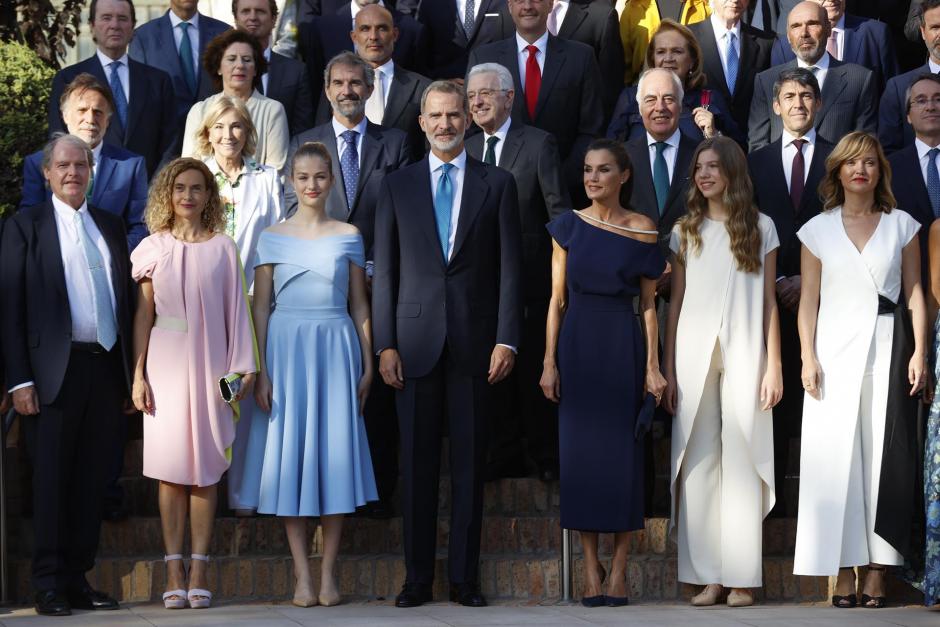 Los reyes Felipe VI (c) y Letizia (3d); la princesa Leonor (3i) y la infanta Sofía (2d); junto a la presidenta del Congreso de los Diputados, Meritxell Batet (2i), y la ministra de Educación y Formación Profesional, Pilar Alegría (d), entre otras autoridades, posan este lunes durante la ceremonia de entrega de los Premios Princesa de Girona