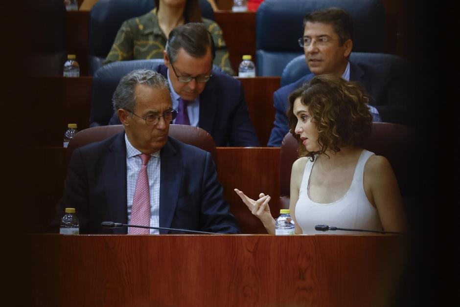 La presidenta regional, Isabel Díaz Ayuso, conversa con el vicepresidente, Enrique Ossorio, durante el pleno que este jueves celebra la Asamblea de Madrid