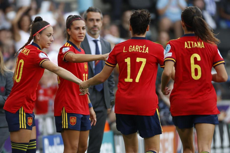 Jugadoras de la selección femenina española, con el entrenador Jorge Vilda