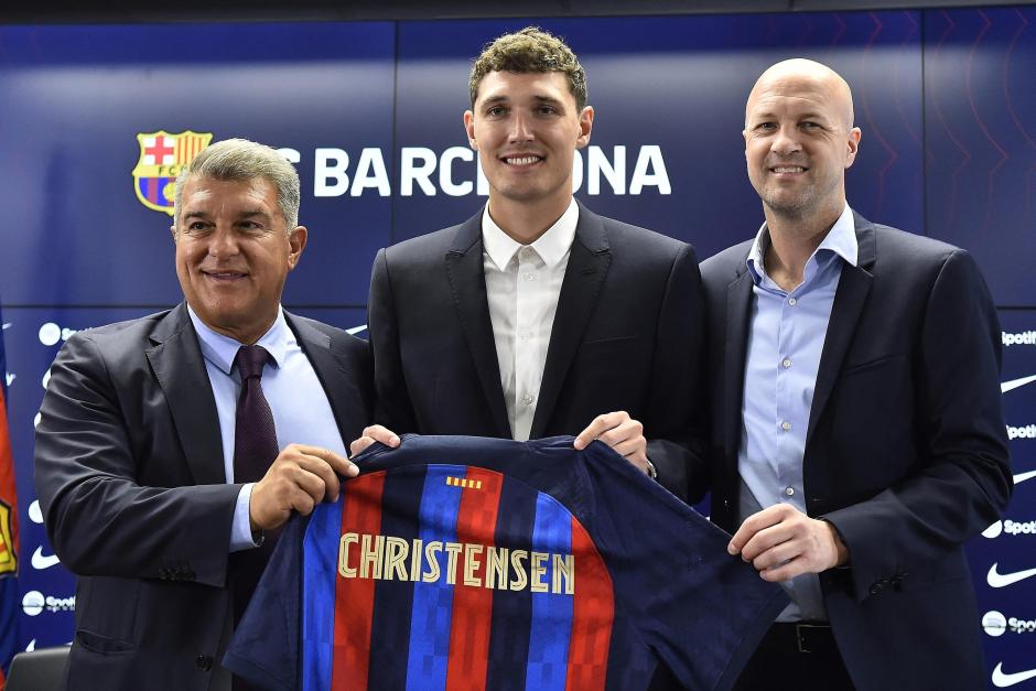 Joan Laporta y Jordi Cruyff durante la presentación de Andreas Christensen como nuevo jugador del Barcelona