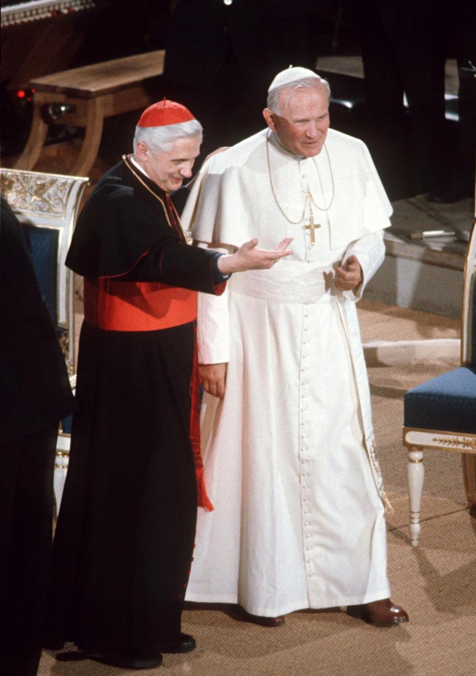 EL PAPA JUAN PABLO II JUNTO AL CARDENAL JOSEPH RATZINGER ( PAPA BENEDICTO XVI ) DURANTE UNA VISITA OFICIAL A ALEMANIA
ACTION PRESS / MITTELSTEINER / ©KORPA
14/11/1980
COLONIA *** Local Caption *** ACTION PRESS / MITTELSTEINER #05010004#
THE NEW POPE BENEDICT XVI
FILE PHOTO: JOSEPH CARDINAL RATZINGER TOGETHER WITH POPE GUISEPPE PAOLO II AT COLOGNE IN GERMANY ON NOV 14TH 1980.