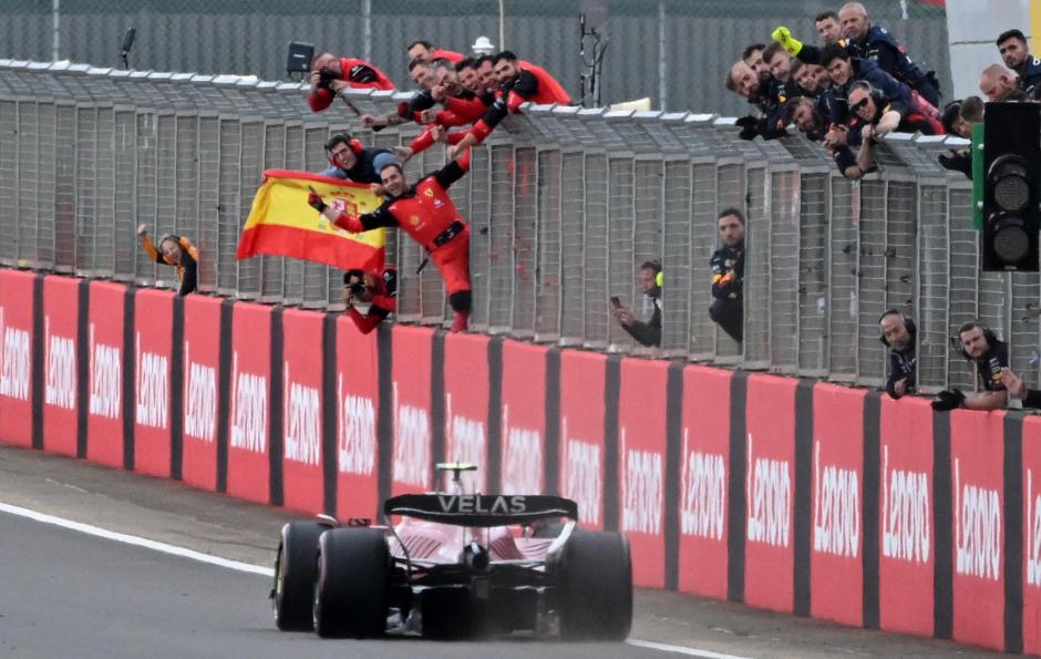 Momento en el que Carlos Sainz cruza la línea de meta en Silverstone