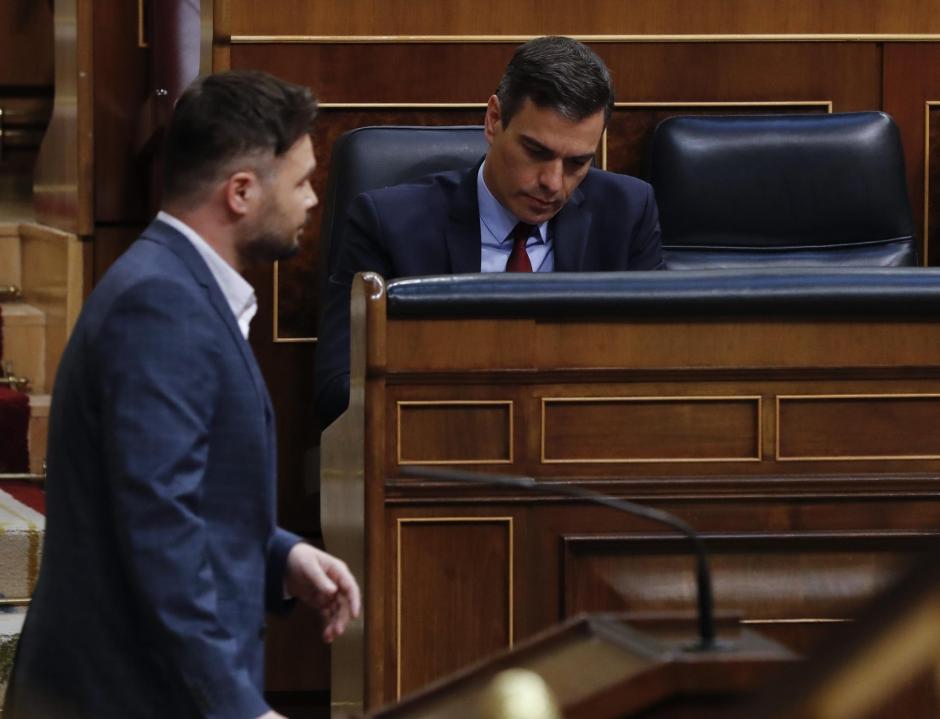 El portavoz de ERC en el Congreso, Gabriel Rufián, pasa junto al presidente del Gobierno, Pedro Sánchez