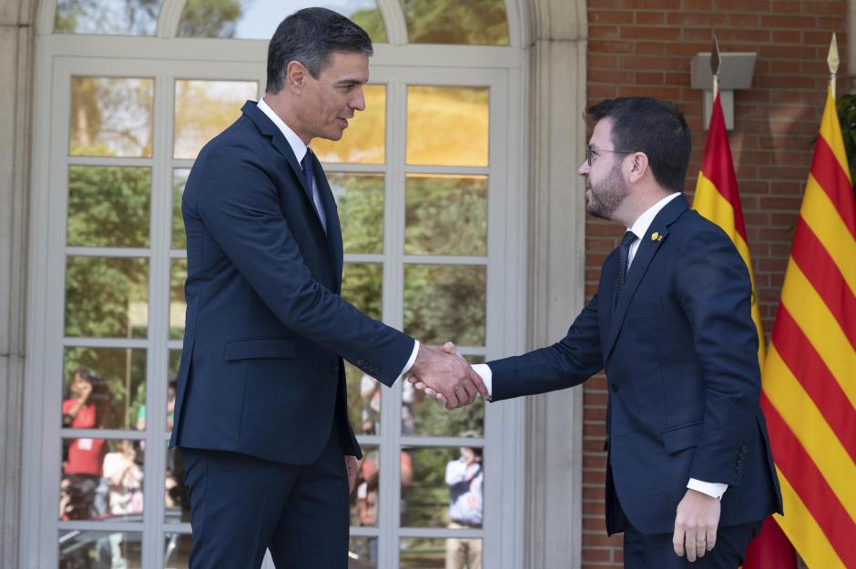 El saludo entre Pedro Sánchez y Pere Aragonès