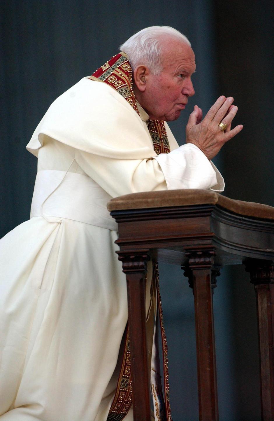 EL PAPA JUAN PABLO II DURANTE EL CORPUS CHRISTIS 2003
EN LA FOTO REZANDO
Iberpress / ©KORPA
19/06/2003
ROMA *** Local Caption *** Rome Italy 19-06-2003
Pope John Paul II celebrated the Corpus Domini mass in front of Saint John in Lateran Basilic.This feast commemorats Christ's last supper and the institution of the Eucharist