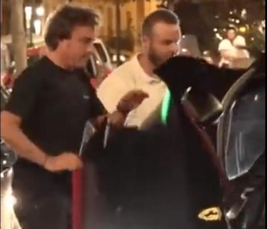 El Campeón del Mundo Fernando Alonso cierra la puerta de LaFerrari a su pareja