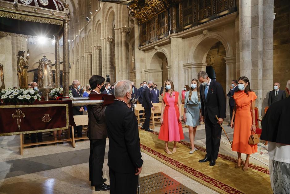 Los reyes Felipe y Letizia, la princesa Leonor (c) y la infanta Sofía (3d) saludan a su llegada a la ofrenda al apóstol Santiago