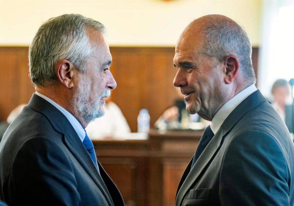 Los expresidentes de la Junta de Andalucía Manuel Chaves  y José Antonio Griñán en la sala de la Audiencia de Sevilla tras finalizar el juicio de la pieza política del caso ERE