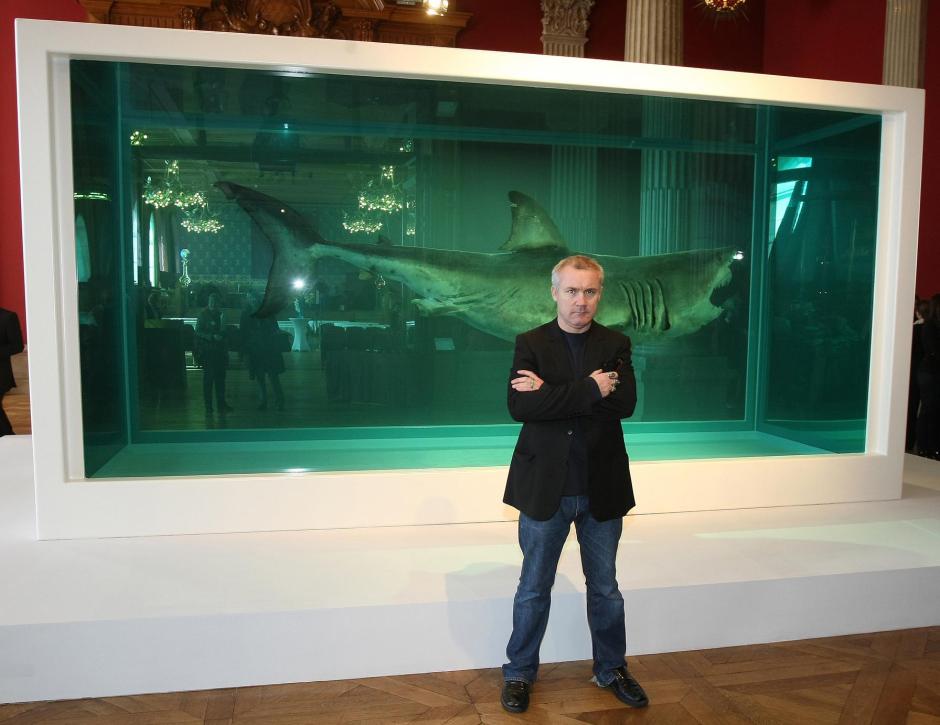 Damian Hirst ante su obra 'El Inmortal', un tiburón real conservado en formaldehído