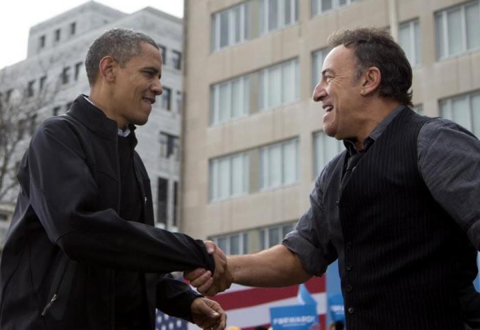 El presidente Barack Obama le da la mano al cantante Bruce Springsteen