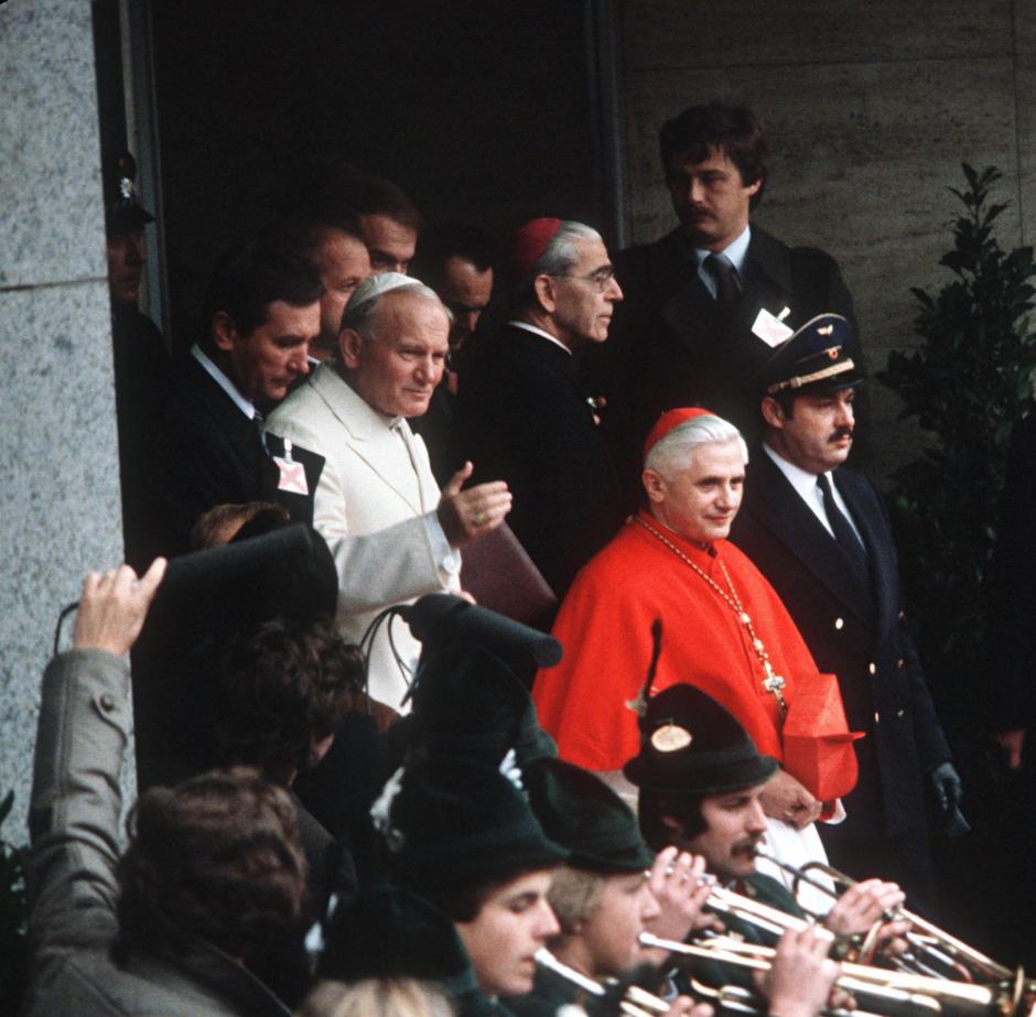 EL PAPA JUAN PABLO II JUNTO AL CARDENAL JOSEPH RATZINGER ( PAPA BENEDICTO XVI ) DURANTE UNA VISITA OFICIAL A ALEMANIA
ACTION PRESS / MITTELSTEINER / ©KORPA
14/11/1980
COLONIA *** Local Caption *** ACTION PRESS / MITTELSTEINER #05010004#
THE NEW POPE BENEDICT XVI
FILE PHOTO: JOSEPH CARDINAL RATZINGER (IN RED) TOGETHER WITH POPE GUISEPPE PAOLO II (WHITE) AT COLOGNE IN GERMANY ON NOV 14TH 1980