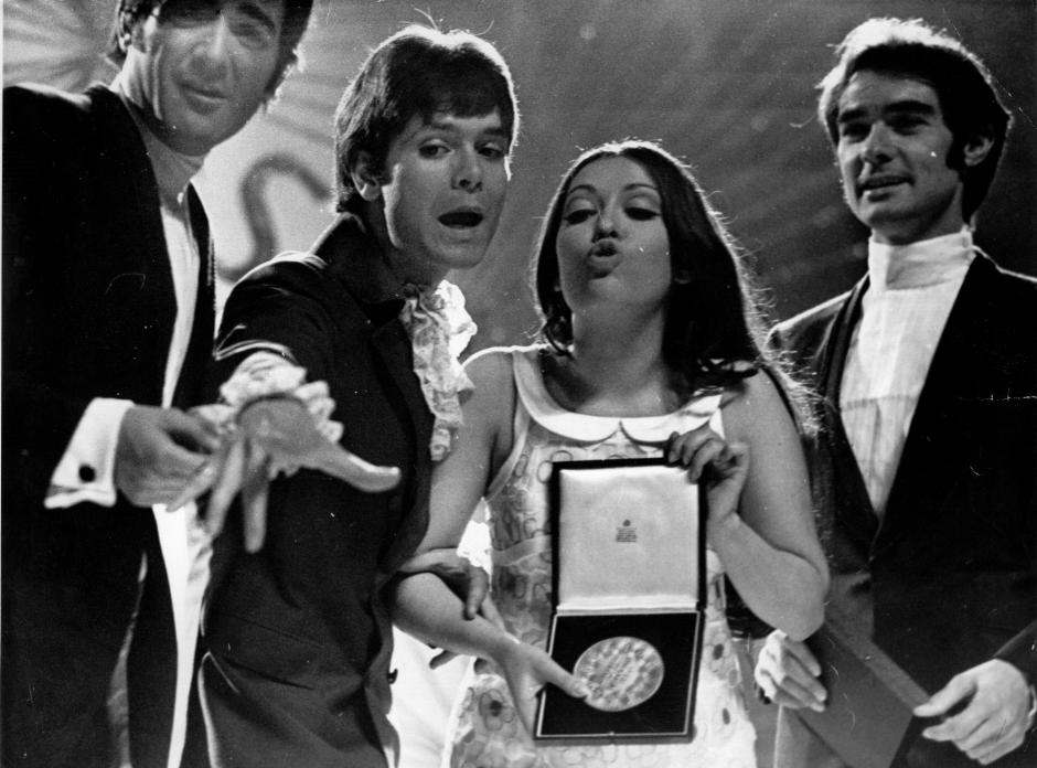 EL GRUPO MUSICAL DUO DINAMICO (MANOLO DE LA CALVA Y RAMON ARCUSA) CON LA CANTANTE MASSIEL DURANTE EL FESTIVAL EUROVISION EN LONDRES 1968
EN LA FOTO : CLIF RICHARD