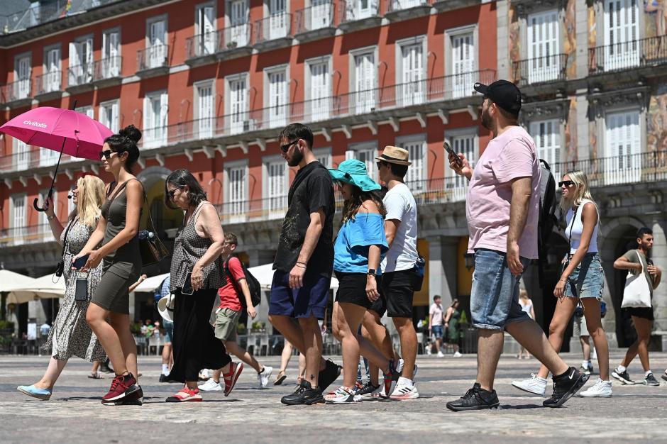 Un grupo de turistas pasea por la Plaza Mayor de Madrid, a finales de julio