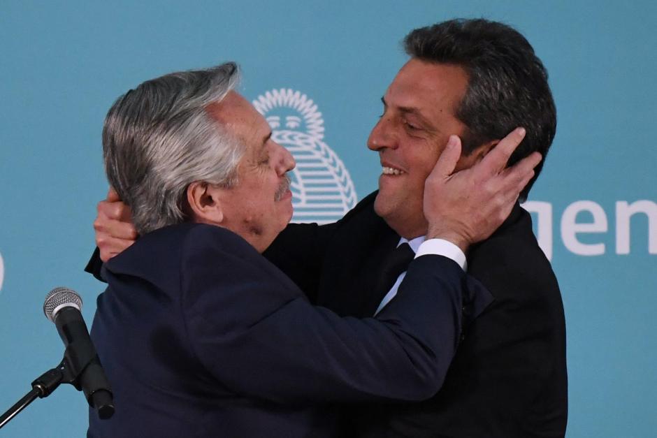 Eufórico, el presidente de Argentina El presidente de Argentina, Alberto Fernández (Iz.) saluda al nuevo ministro de Economía, Sergio Massa, tras ser juramentado