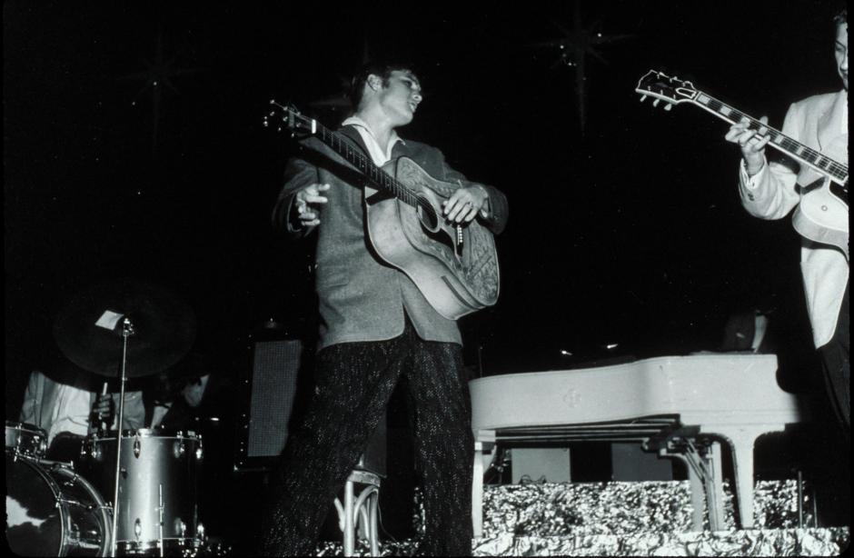 Elvis Presley durante una de sus primeras actuaciones en los años 50