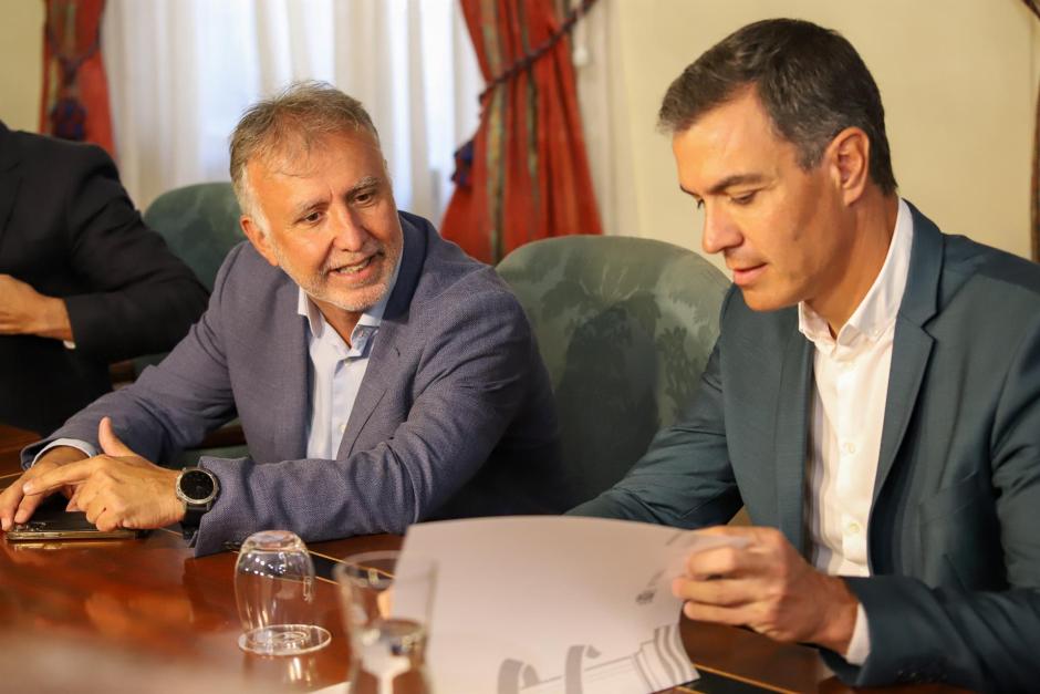 Sánchez junto al presidente de Canarias, Ángel Víctor Torres