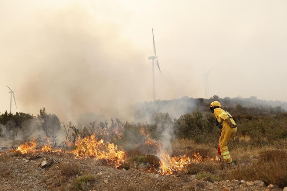 Un bombero durante las labores de extinción del incendio de Bejís (Castellón)