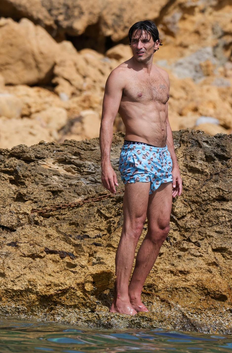 Andrés Velencoso encabeza el ranking. A sus 44 años, el actor y modelo catalán ha conquistado al público por su actividad en las redes sociales y su trabajo en series como 'Velvet'. En la imagen, este verano durante unas vacaciones en Ibiza.