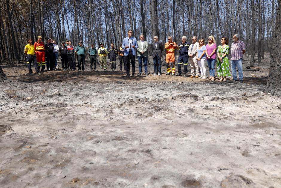 El presidente del Gobierno, Pedro Sánchez, durante su visita este lunes a las zonas afectadas por el incendio forestal de Bejís (Castellón)