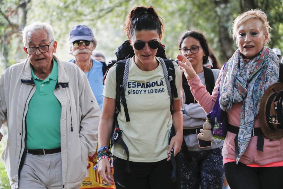 La exlíder de Vox en Andalucía Macarena Olona ha comenzado este lunes el Camino de Santiago en Sarria, arropada por simpatizantes