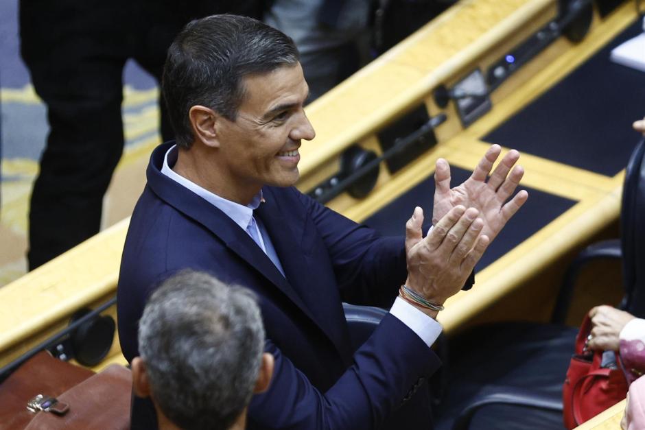 El presidente del Gobierno, Pedro Sánchez, recibe un aplauso de los miembros del grupo parlamentario socialista a su llegada al Senado
