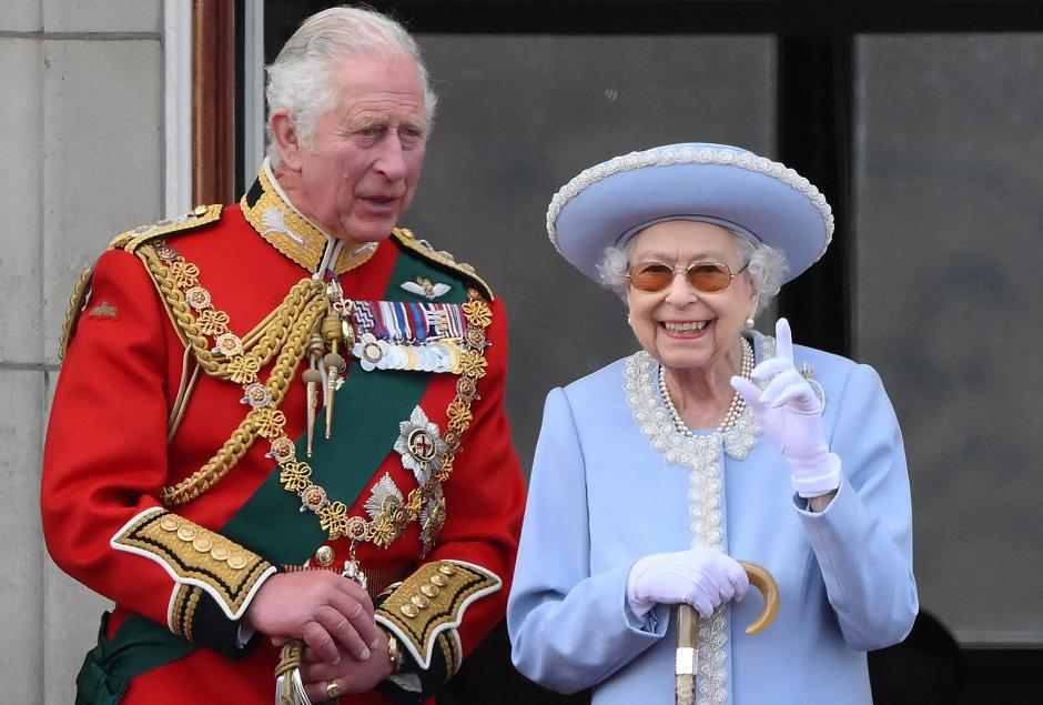 La Reina Isabel II junto a su hijo, el Príncipe Carlos