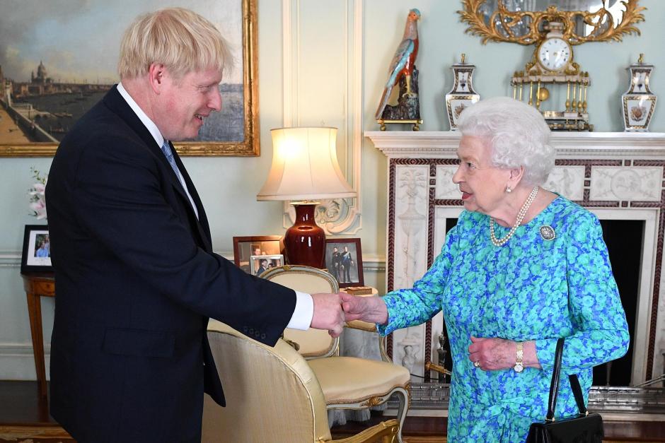 El ex primer ministro Boris Johnson junto con la Reina Isabel II (2019)
