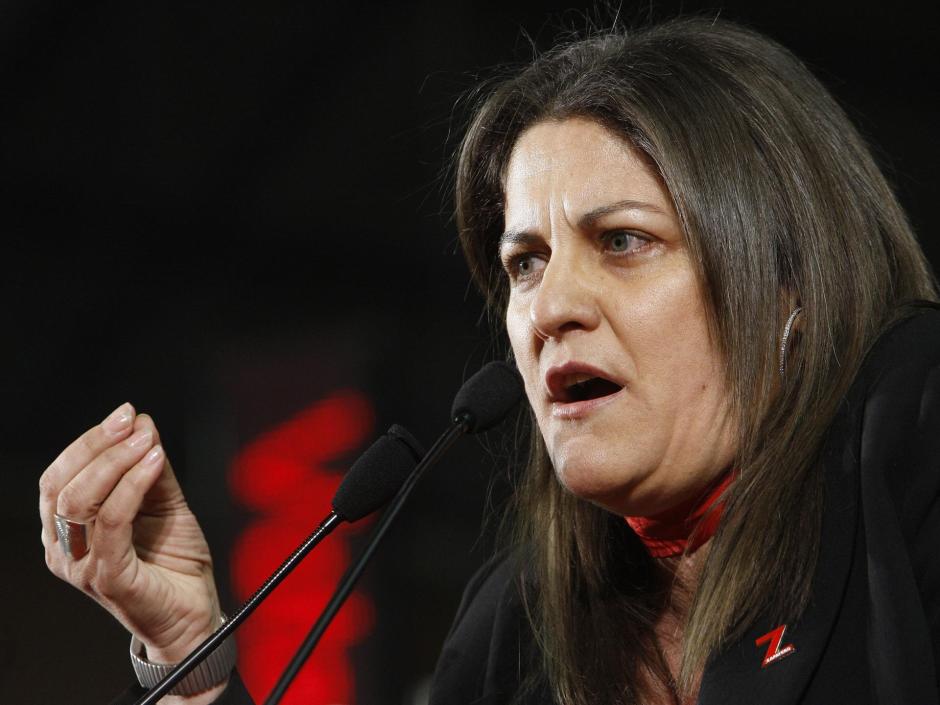 La exministra de Vivienda María Antonia Trujillo interviene durante un mitin de Zapatero en Badajoz, en 2009