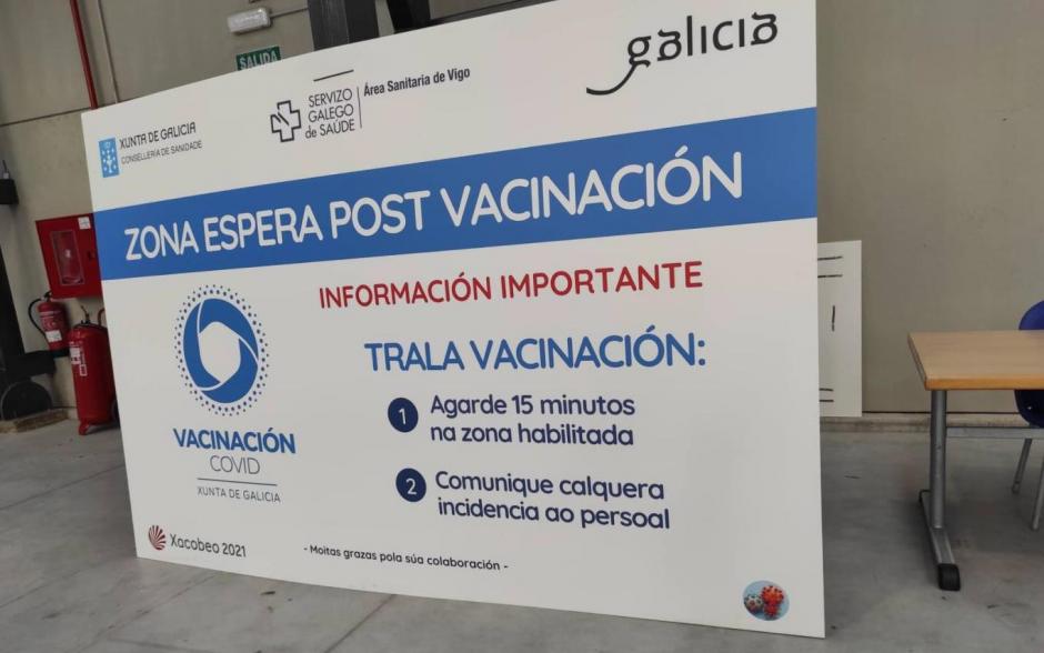 Cartelería en la zona de vacunación en el recinto ferial Ifevi de Vigo