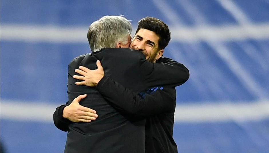 El abrazo de Carlo Ancelotti y Marco Asensio en un partido de la temporada pasada.