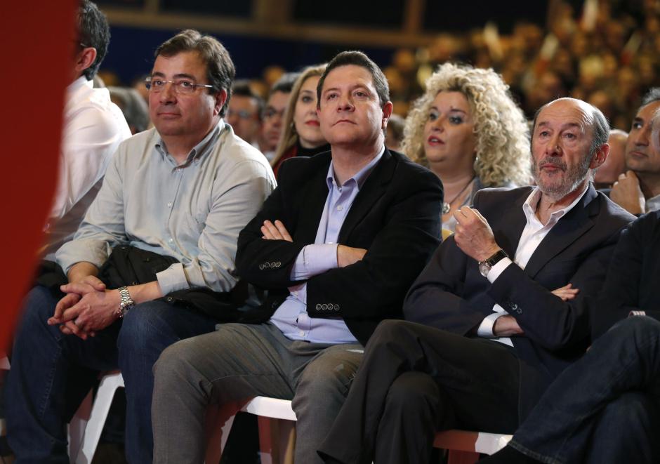 Los presidentes autonómicos de Extremadura, Guillermo Fernández Vara (i), y Castilla-La Mancha, Emiliano García Page, y el exsecretario general del PSOE Alfredo Pérez Rubalcaba
