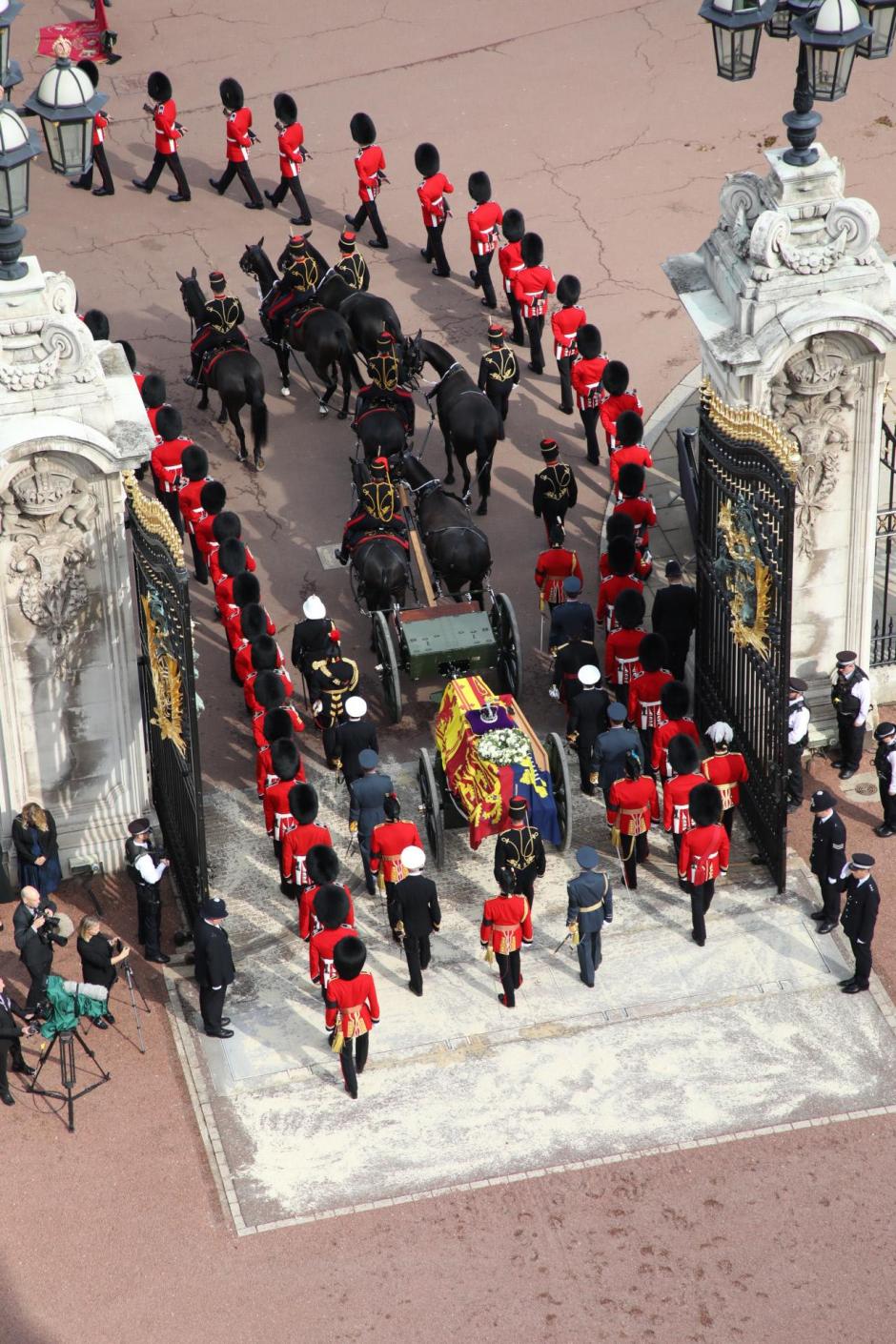 Un armón de artillería tirado por caballos para llegar hasta el Palacio de Westminster