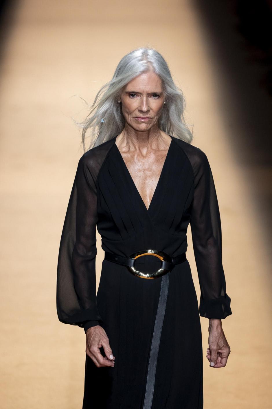 Una modelo luce en la pasarela una creación de Teresa Helbig ‚Äú durante la Pasarela Cibeles Mercedes-Benz Fashion Week Madrid