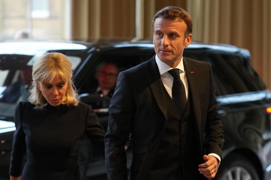 Emmanuele Macron y su esposa Brigitte, a la llegada a la recepción