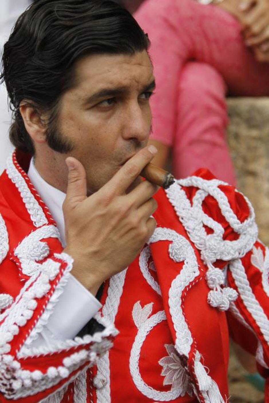 El torero Morante de la Puebla durante la 59 edición de la corrida Goyesca de Ronda perteneciente a la Feria de Pedro Romero 2015.
05/09/2015
Ronda
En la foto fumando un cigarro puro