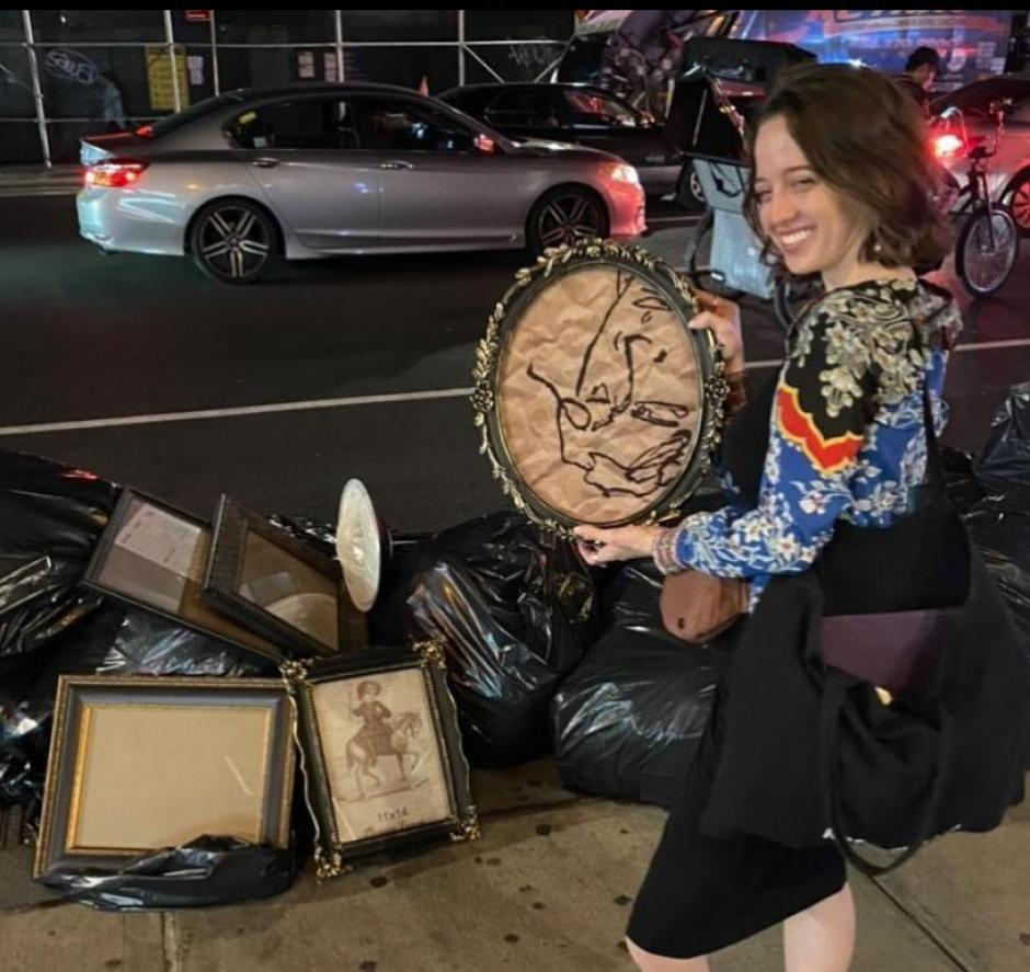 Una mujer encuentra un objeto que le gusta entre la basura de las calles de Nueva York