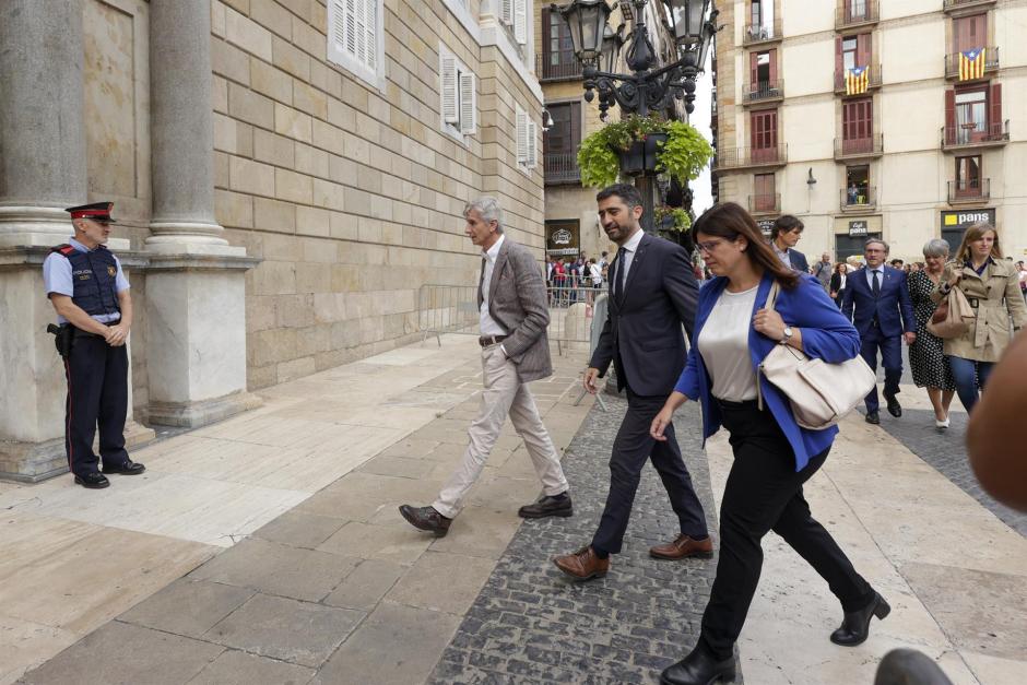 El vicepresidente del Govern y conseller de Políticas Digitales, Jordi Puigneró (c) acomapañado entre otros por el conseller de Salud Josep Maria Argimon (i) y la consellera de Investigación y Universidades, Gemma Geis (2) junto al resto de consellers de JxCat, se dirigen al Palau de la Generalitat