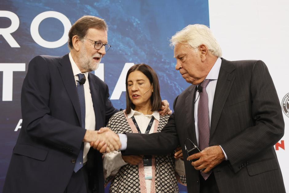 Mariano Rajoy y Felipe González junto a la moderadora, la periodista Anabel Díaz