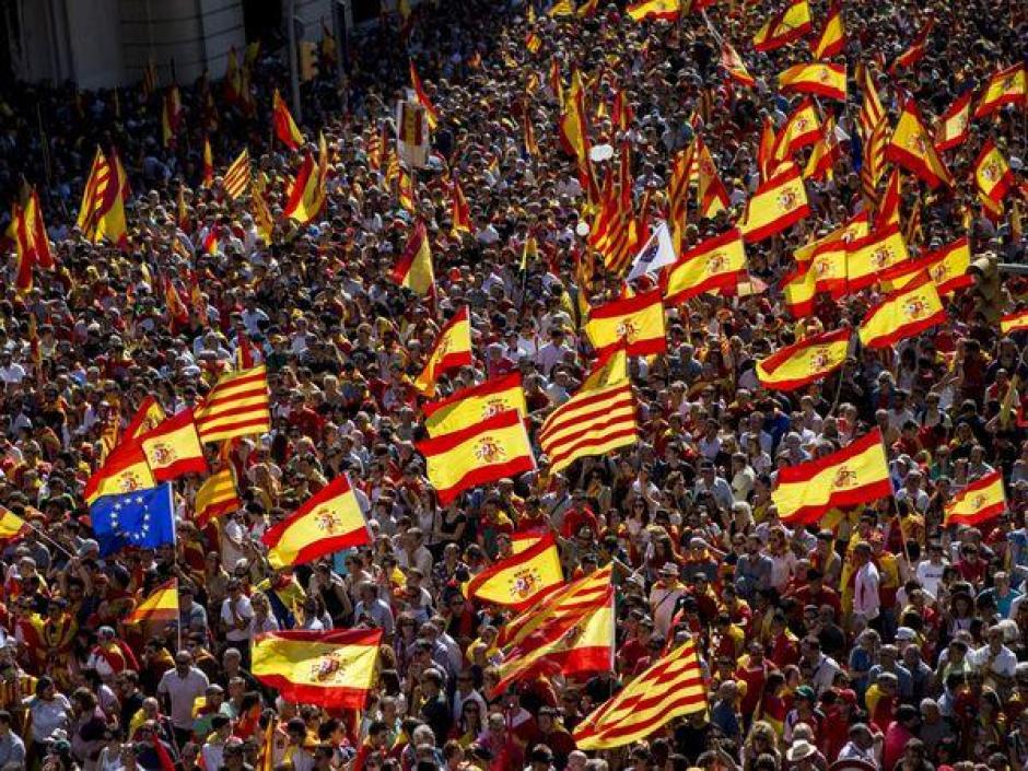 Miles de personas salieron a la calle contra el separatismo el 8 de octubre de 2017, en Barcelona