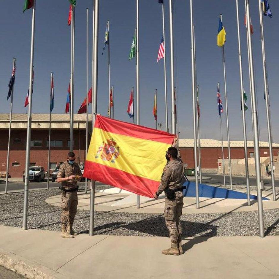 Izado de la bandera nacional en Afganistán con motivo del Día de la Fiesta Nacional de 2020