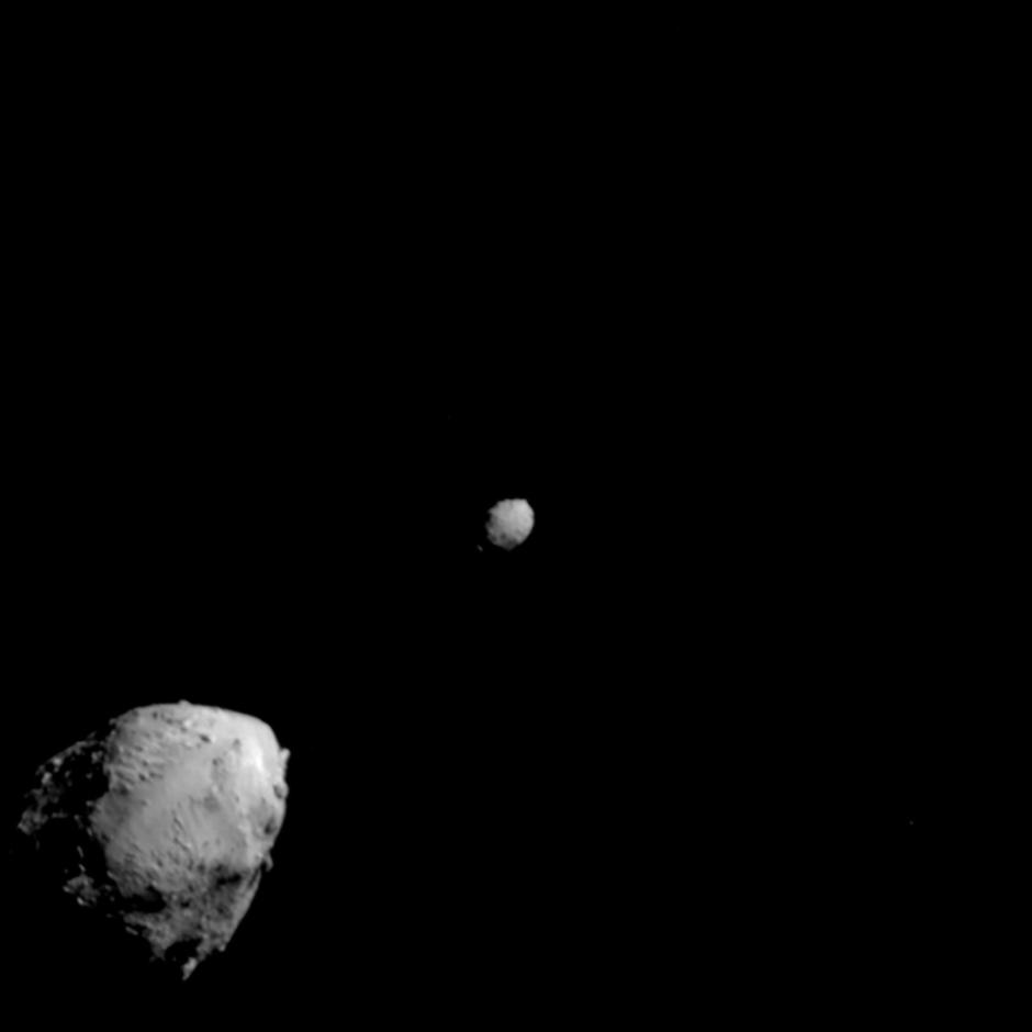 El asteroide Didymos (izq.) y su luna, Dimorphos (dcha.), unos 2,5 minutos antes del impacto de la nave espacial DART