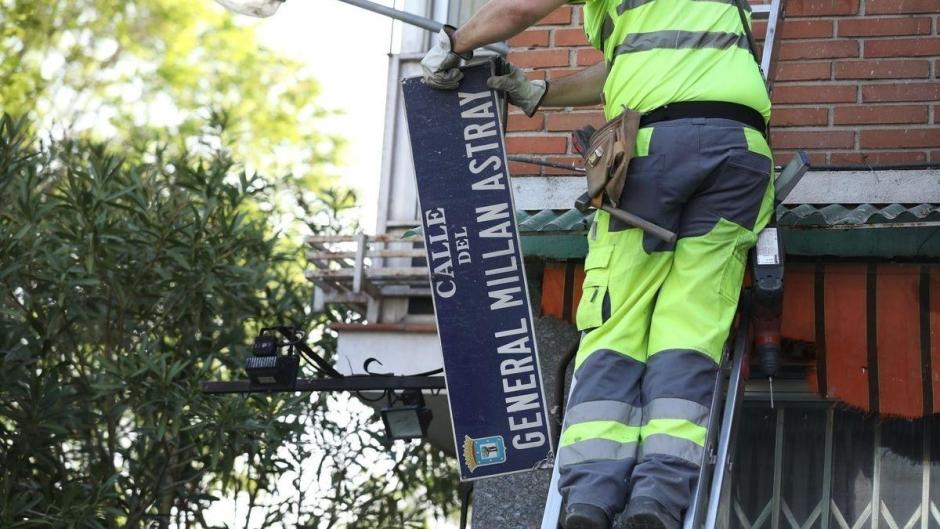 Retirada de la placa de la calle del general Millán Astray