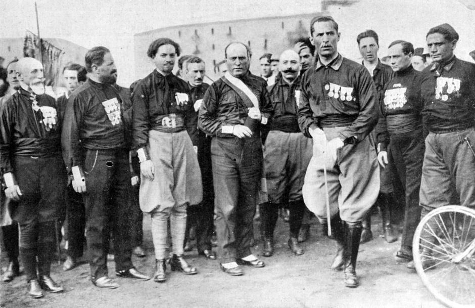 En el congreso del PNF celebrado en Nápoles en octubre de 1922. A la izquierda De Bono, el joven Balbo, en el centro Mussolini con camisa negra, la faja en el cuerpo, detrás De Vecchi y posiblemente Michele Bianchi, a la derecha con el fez en la cabeza, Aurelio Padovani
