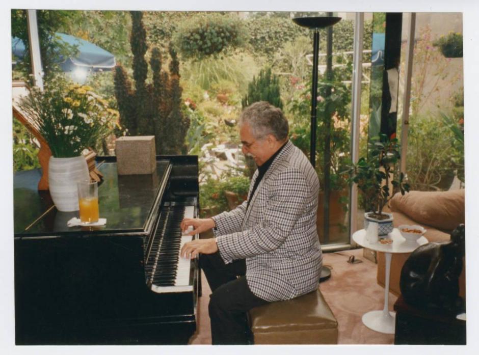 Gabriel García Márquez tocando el piano en su casa, en 1989