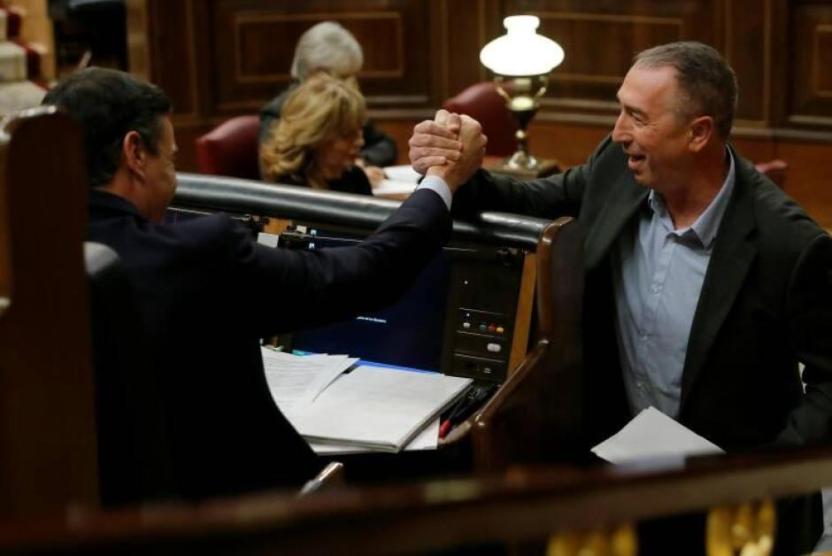 El presidente del Gobierno, Pedro Sánchez, y el diputado Joan Baldoví se saludan en el Congreso.