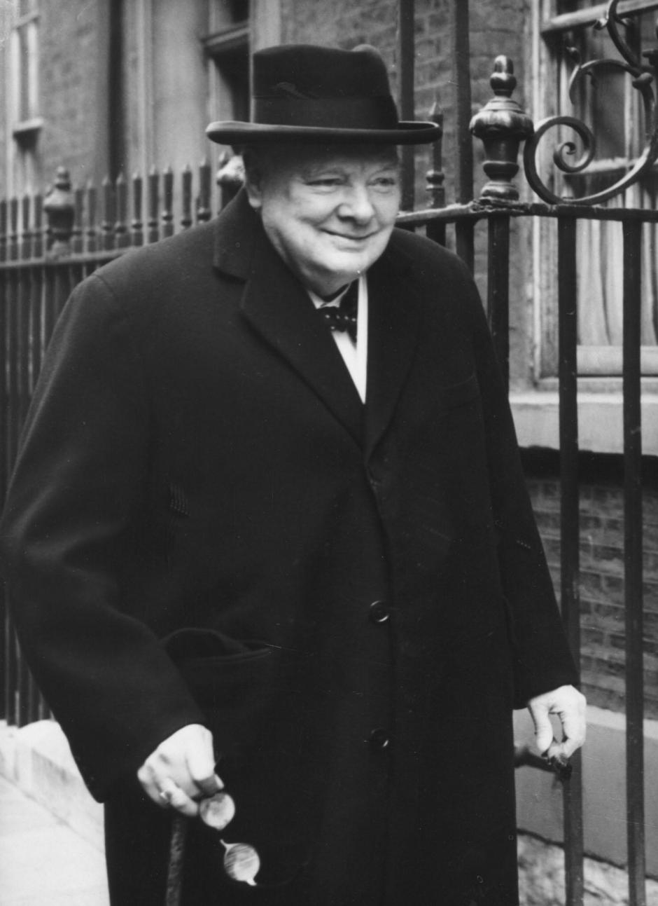 Churchill back the Downing Street - British Premier Sir Winston Churchill arrivest at his official London Residence, 10 Downing Street, today April 27, 1954, from Chequers Country Residence of British Premiers. This afternoon he will be at the house of Commons, where Clement Attlee, leaderss of the Opposition, is expected to ask whether brotain has undertaken any New Commitments in connection with the situation in Indochina. (AP-Photo)
